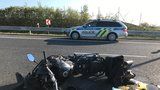 Mladý motorkář naboural do odbočujícího auta: Řidička (†55) zemřela