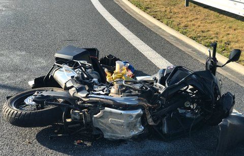 Těžké zranění motorkáře na Kolínsku: Do nemocnice musel vrtulníkem 