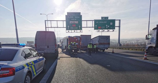 Pražští hasiči, policisté a záchranáři vyrazili k dopravní nehodě na Pražském okruhu. Po srážce kamionu a dodávky zemřel jeden z řidičů. (24. 11. 2020)