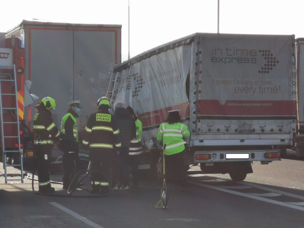 Pražští hasiči, policisté a záchranáři vyrazili k dopravní nehodě na Pražském okruhu. Po srážce kamionu a dodávky zemřel jeden z řidičů. (24. 11. 2020)