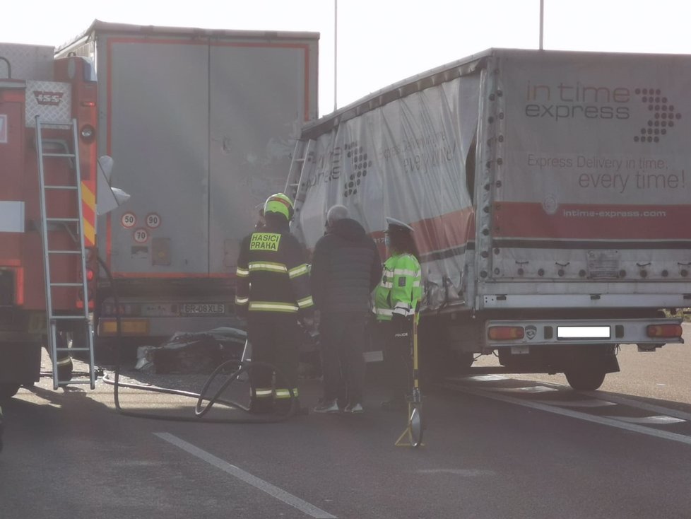 Pražští hasiči, policisté a záchranáři vyrazili k dopravní nehodě na Pražském okruhu. Po srážce kamionu a dodávky zemřel jeden z řidičů. (24. 11. 2020)