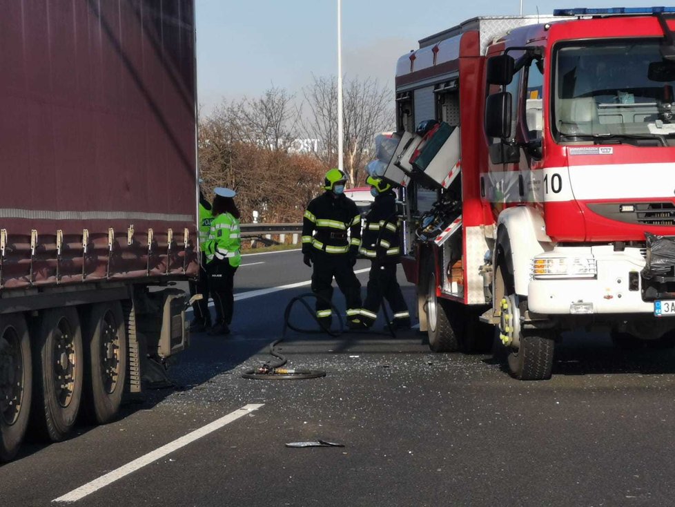 Pražští hasiči, policisté a záchranáři vyrazili k dopravní nehodě na Pražském okruhu. Po srážce kamionu a dodávky zemřel jeden z řidičů. (24. 11. 2020)