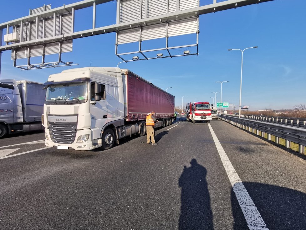 Pražští hasiči, policisté a záchranáři vyrazili k dopravní nehodě na Pražském okruhu. Po srážce kamionu a dodávky zemřel jeden z řidičů. (24. 11. 2020)