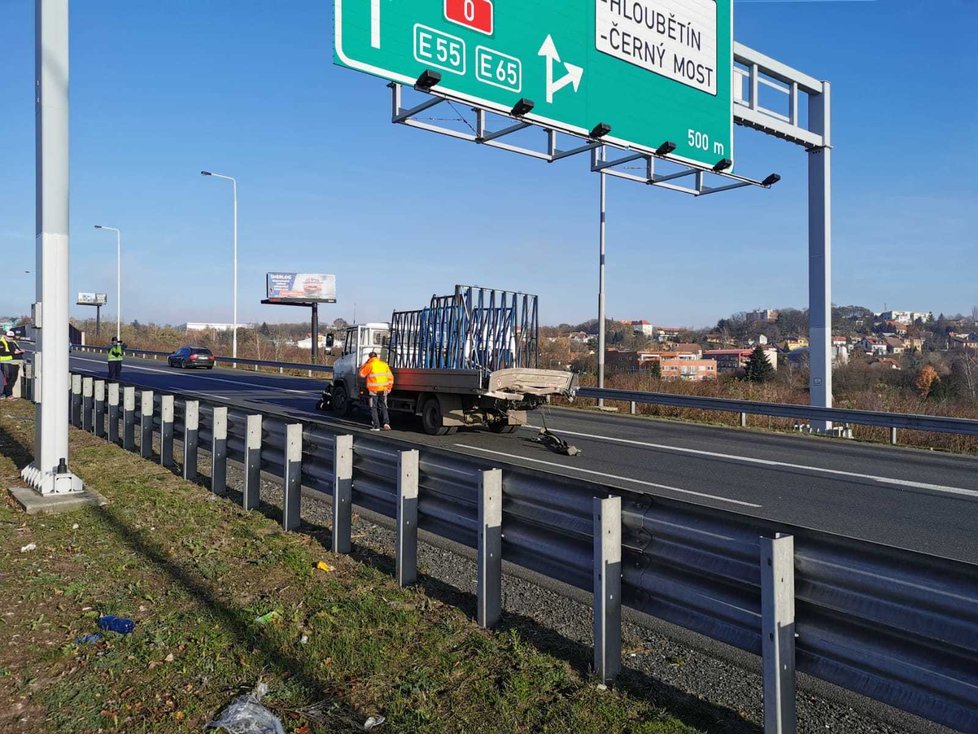 Na Pražském okruhu došlo v úterý dopoledne k dvěma dopravním nehodám, které zkomplikovaly dočasně provoz. (24. 11. 2020)