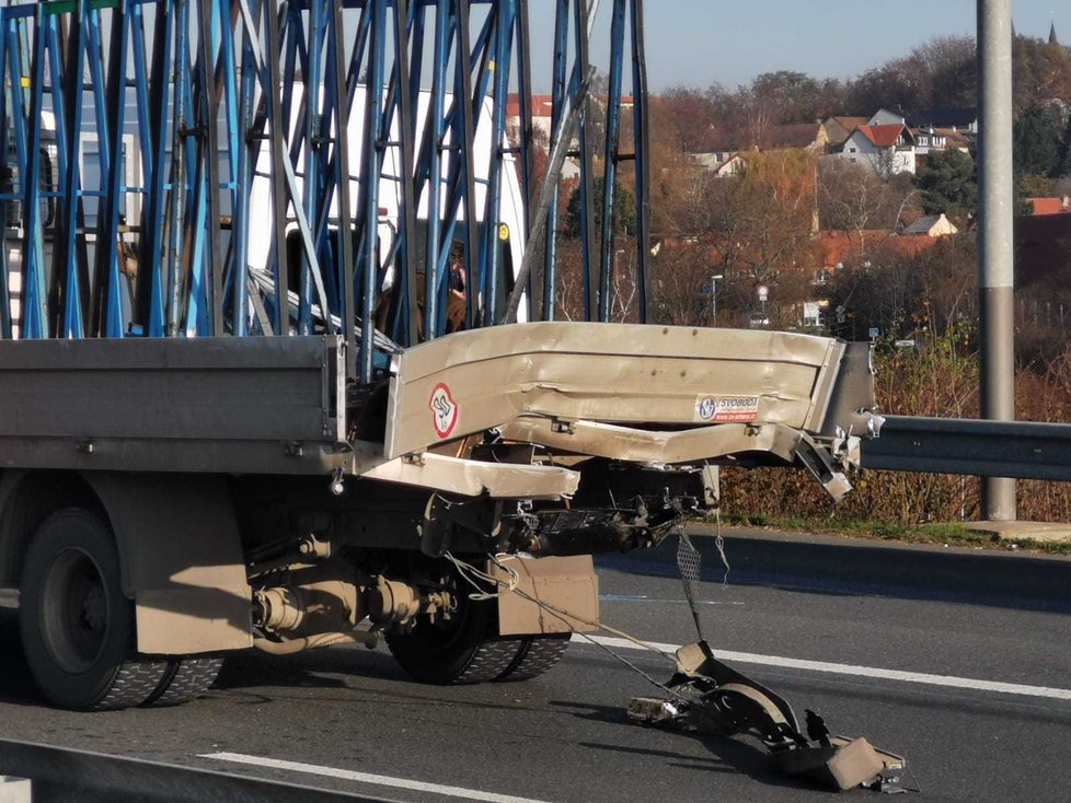 Na Pražském okruhu došlo v úterý dopoledne k dvěma dopravním nehodám, které zkomplikovaly dočasně provoz. (24. 11. 2020)