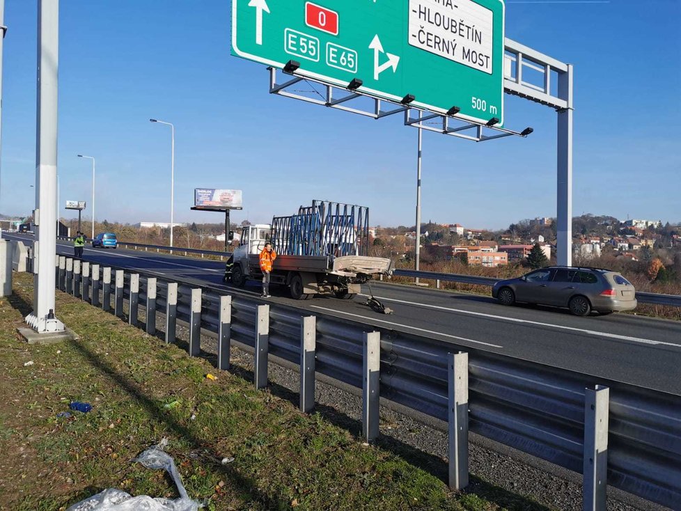 Na Pražském okruhu došlo v úterý dopoledne k dvěma dopravním nehodám, které zkomplikovaly dočasně provoz. (24. 11. 2020)