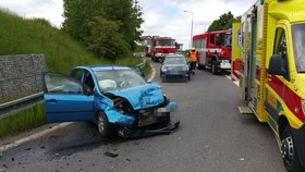 Na Pražském okruhu bourala dvě auta. Nehoda zablokovala sjezd na Ořech (30. 5. 21)