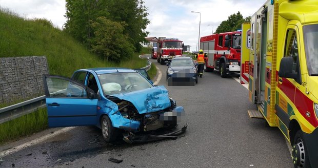 Na Pražském okruhu bourala dvě auta. Nehoda zablokovala sjezd na Ořech (30. 5. 21)