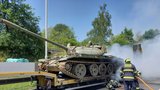 Požár na Pražském okruhu u Počernic: Hořel tahač s historickým tankem!
