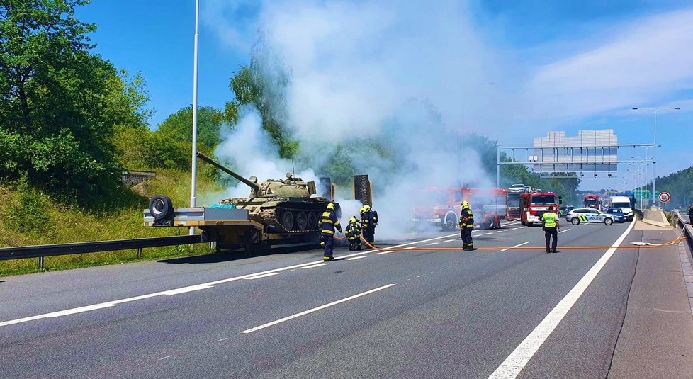 Na Pražském okruhu hořel tahač s tankem. (27. června 2022)