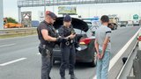 Drama na Pražském okruhu: Policie zadržela 16 nelegálních migrantů a čtyři převaděče!