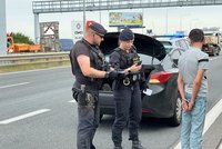 Drama na Pražském okruhu: Policie zadržela 16 nelegálních migrantů a čtyři převaděče!