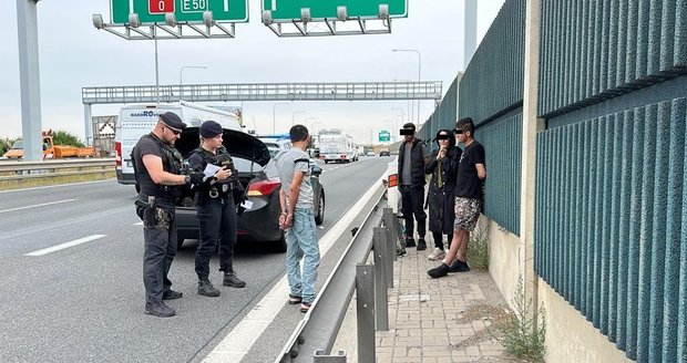 Policisté na Pražském okruhu zadrželi čtyři auta migrantů. (25. července 2023)