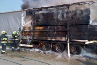 Zavřený Pražský okruh: Ve směru na letiště hořel návěs kamionu, který vezl dřevo