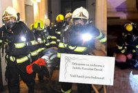 „Jste hrdinové!“ Rodina turistů zachráněných z hořícího hotelu v Praze hasičům osobně poděkovala