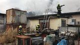 V Uhříněvsi hořela střecha dřevařského závodu! Hasiči vynesli tlakové lahve