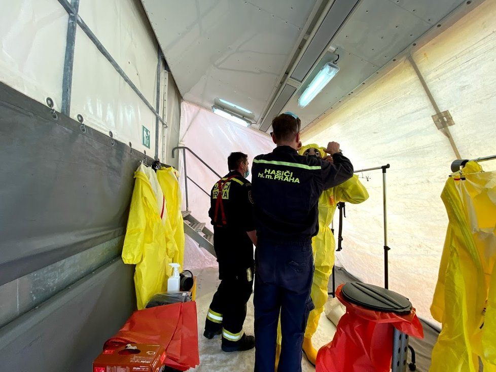 Pražští hasiči pomáhají v boji s koronavirem. Pět z nich je nakažených, desítky zůstaly v karanténě.