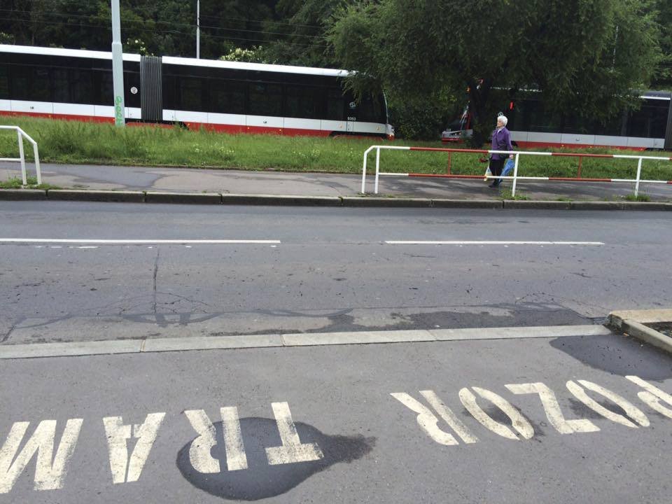 Vše vypadá tak, že na Plzeňské ulici jsou u zastávek místa k přecházení. Není tomu tak, varuje Technická správa komunikací.