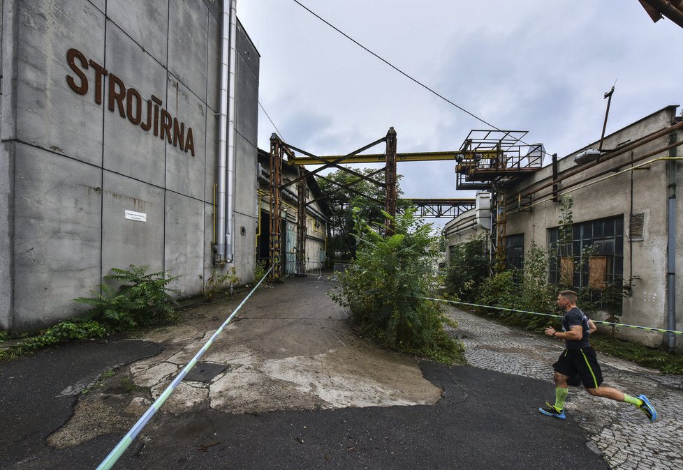 Přeskakování aut, běh atomovým krytem? To vás čeká na překážkovém běhu Urban Challenge.