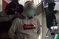 Drsné video: Takhle policisté dopadli lupiče! „Dělej, nebo budu střílet,“ řval na obsluhu benzinky