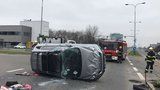 Honda po střetu s náklaďákem dopadla na střechu: Zranil se řidič i spolujezdkyně