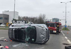 Automobil skončil na střeše. Záchranka odvezla zraněného muže a ženu do nemocnice na Vinohradech.