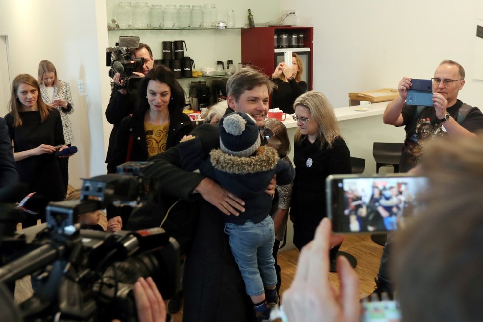 Prezidentské volby 2023: Marek Hilšer dorazil do volebního štábu s rodinou. (14. ledna 2023)