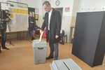 Zdeněk Hřib (Piráti) odvezdal svůj hlas v komunálních volbách ve Vršovicích. (23. září 2022)