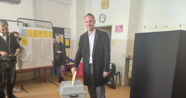Zdeněk Hřib (Piráti) odvezdal svůj hlas v komunálních volbách ve Vršovicích. (23. září 2022)