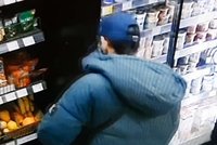 Pobodání na Moráni! Muž vytáhl na prodavače nůž a sekl ho do ruky. Už sedí ve vazbě