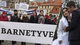 Petr Mach vyrazil na protest proti Barnevernetu i se svou manželkou Andreou.