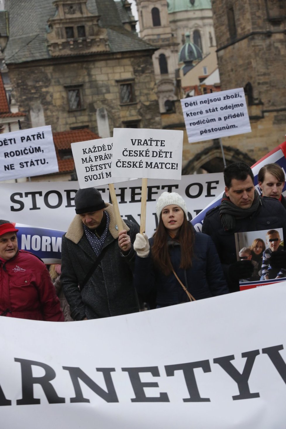 Pražský protest proti norské sociálce Barnevernet (16. 1. 2016): Petr Mach s manželkou a Tomáš Zdechovský