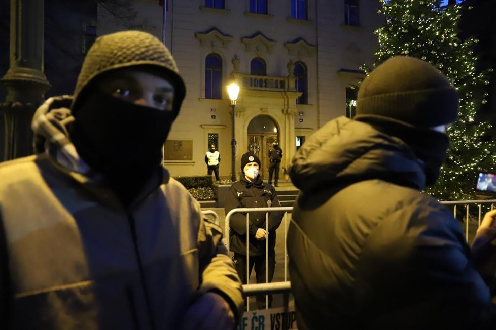 V Praze se 7. prosince sešel další protest proti vládním opatřením. Průvod z Václavského náměstí se vydal přes centrum k Úřadu vlády.