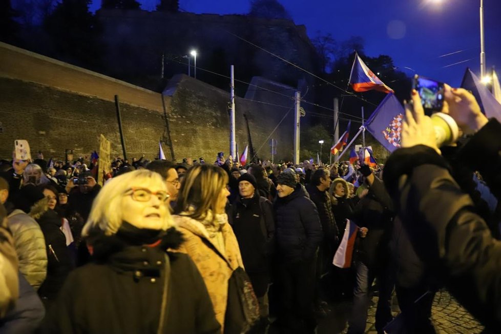 V Praze se 7. prosince sešel další protest proti vládním opatřením. Průvod z Václavského náměstí se vydal přes centrum k Úřadu vlády.