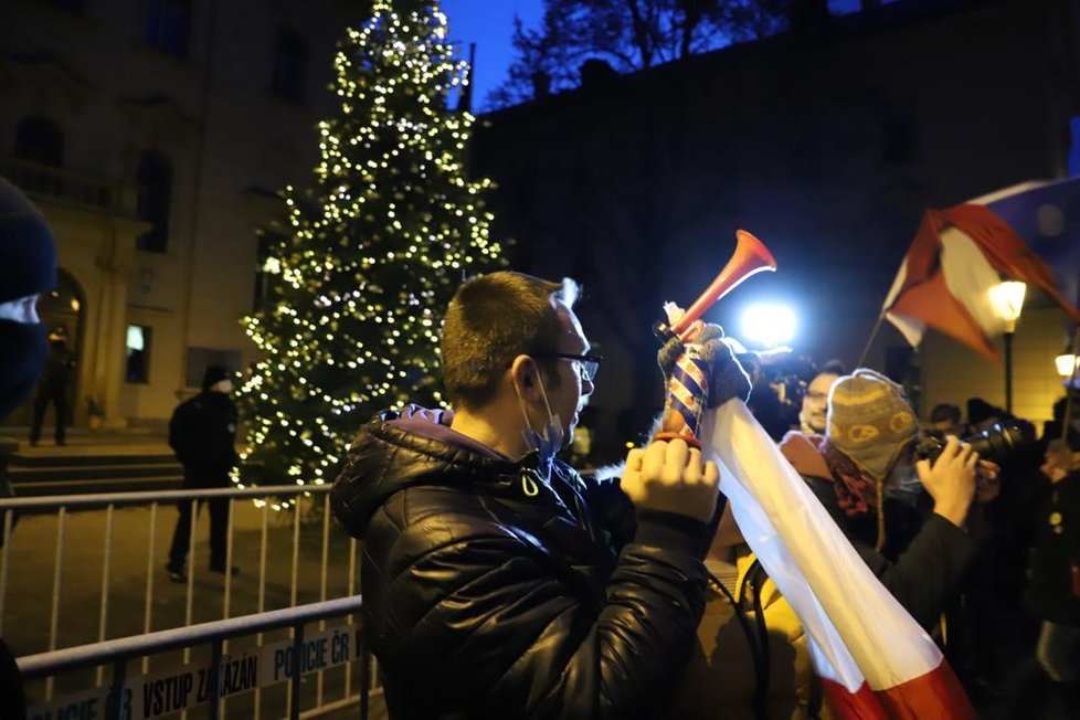 V Praze se 7. prosince sešel další protest proti vládním opatřením. Průvod z Václavského náměstí se vydal přes centrum k Úřadu vlády.