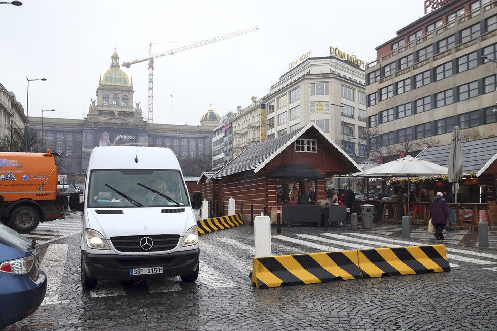 Magistrát nechal umístit zábrany na Václavském náměstí.