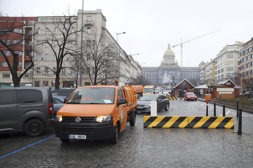 Magistrát nechal umístit zábrany na Václavském náměstí.