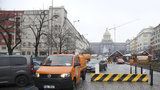 Protiteroristické zábrany na Václaváku překvapily řidiče: Musí mezi nimi kličkovat, větší auta mají problém