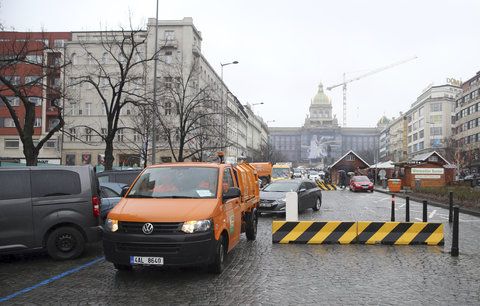 Protiteroristické zábrany na Václaváku překvapily řidiče: Musí mezi nimi kličkovat, větší auta mají problém