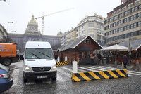 Protiteroristické zábrany, v terénu o 300 mužů zákona víc: Praha bude během adventu lépe střežená