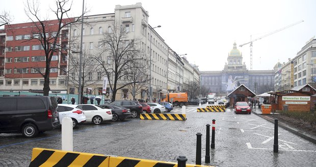 Magistrát nechal umístit zábrany na Václavském náměstí.