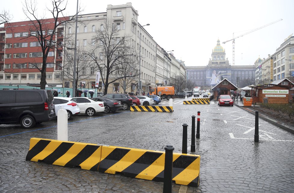 Magistrát nechal umístit zábrany na Václavském náměstí.