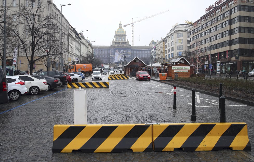 Magistrát nechal umístit zábrany na Václavském náměstí.