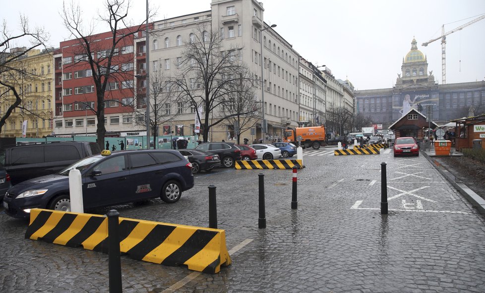 Magistrát nechal umístit zábrany na Václavském náměstí.