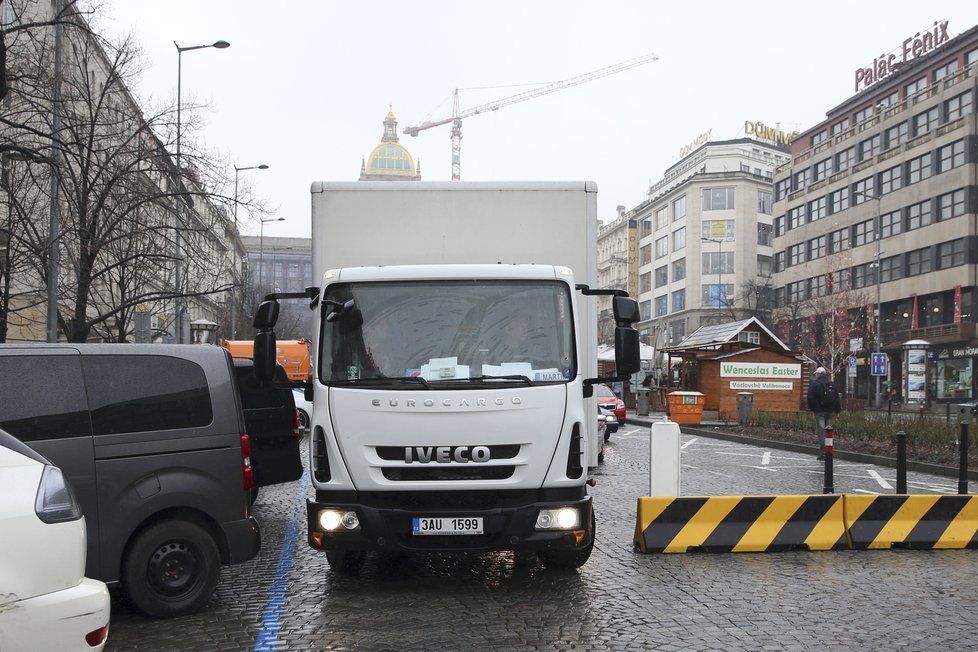 Magistrát nechal umístit zábrany na Václavském náměstí.