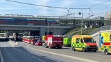 Velká nehoda ve Strašnicích: 10 zraněných při nehodě autobusu a tramvaje!