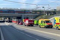 Velká nehoda ve Strašnicích: 10 zraněných při nehodě autobusu a tramvaje!