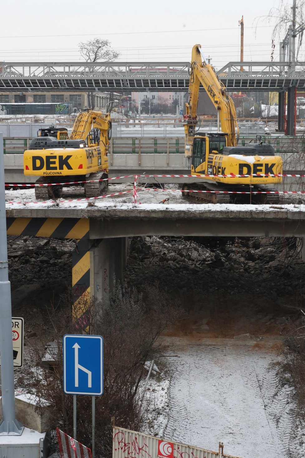 Podjezd pod viaduktem mezi Zahradním Městem a Strašnicemi (18. ledna 2021)