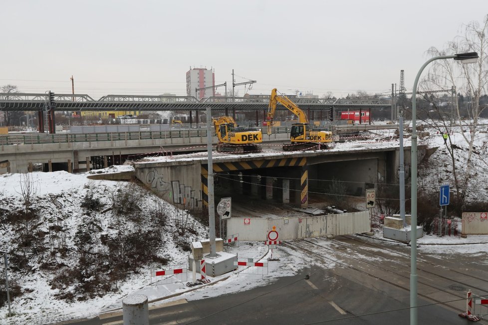 Podjezd pod viaduktem mezi Zahradním Městem a Strašnicemi (18. ledna 2021)