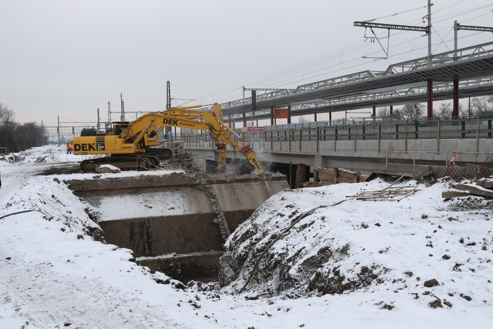 Podjezd pod viaduktem mezi Zahradním Městem a Strašnicemi (18. ledna 2021)